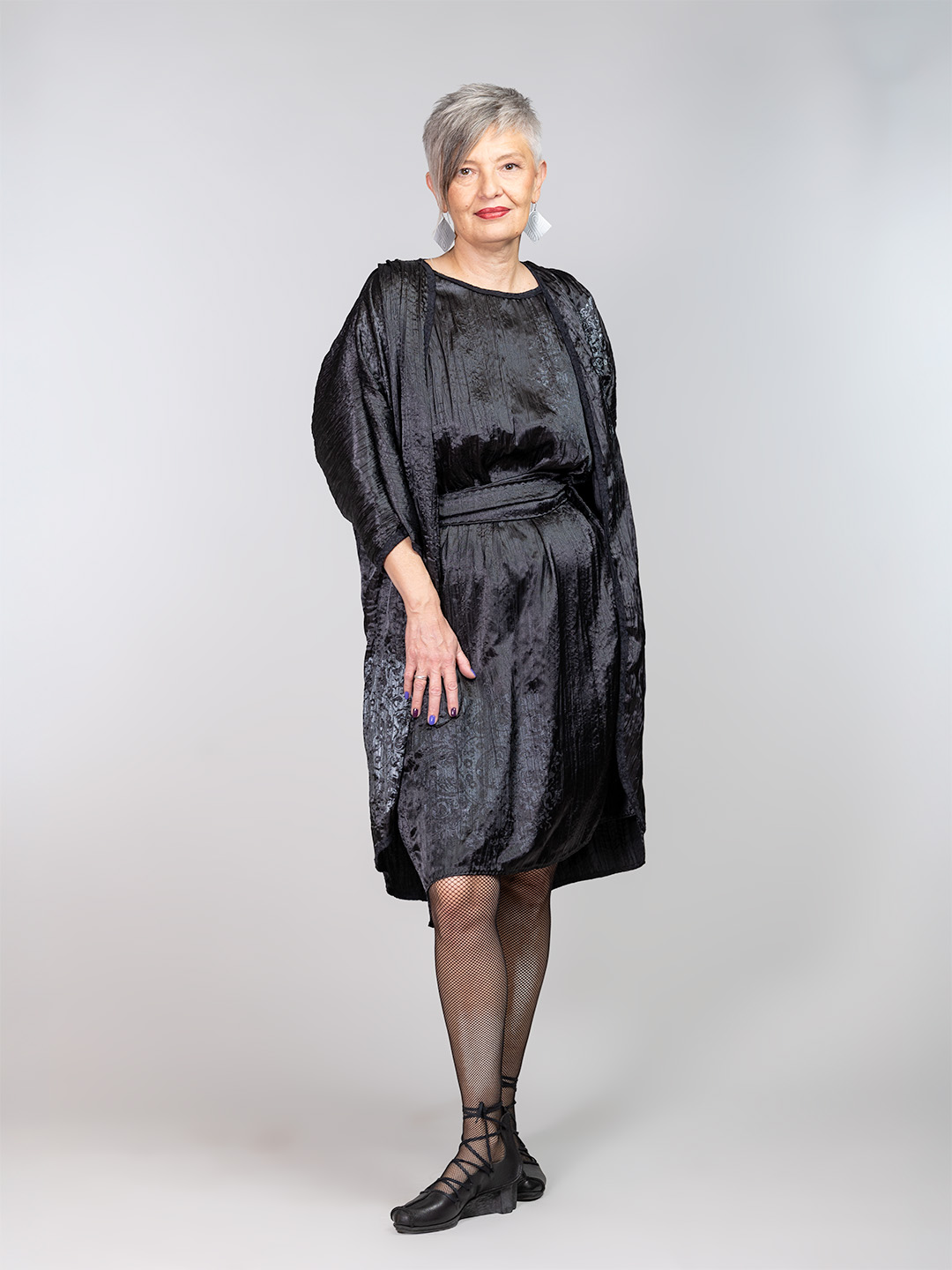 Crni kimono od satenske nabrane tkanine s tiskom čipke.