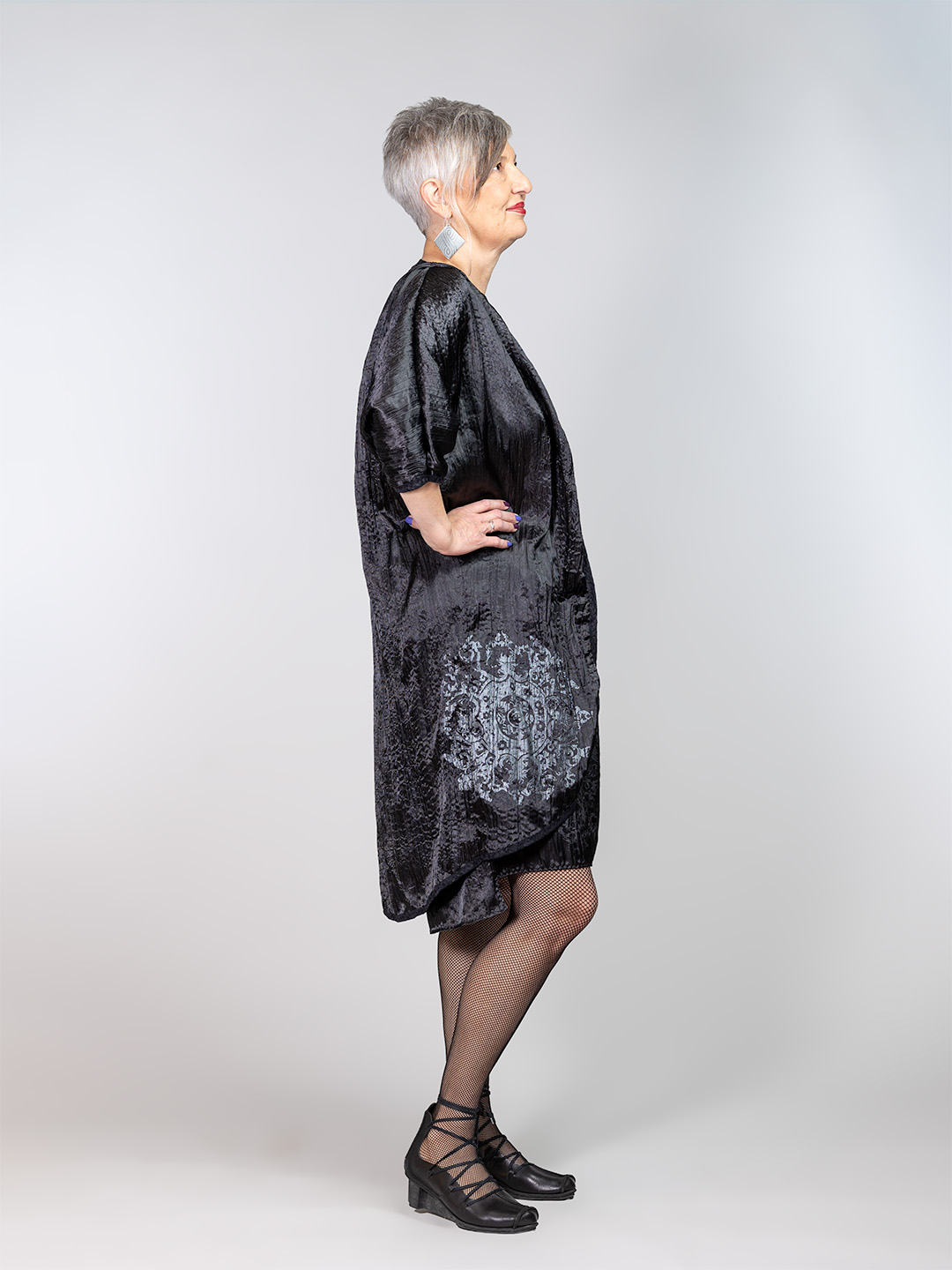 Crni kimono od satenske nabrane tkanine s tiskom čipke.