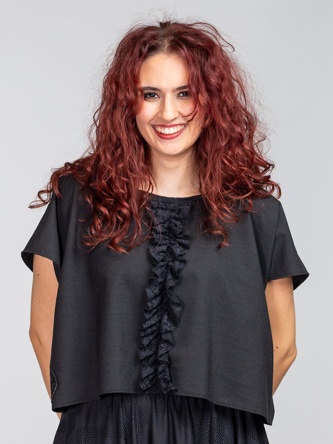 Tamno sivi kratki top širokog kroja s volanom