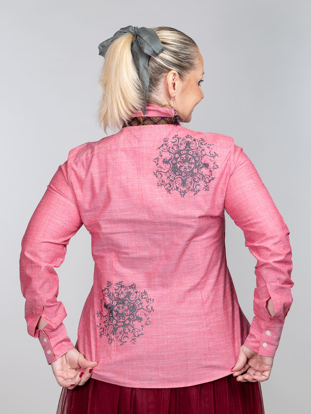 Elegantna košulja u ružičasto crvenoj nijansi ukrašena tiskom čipke