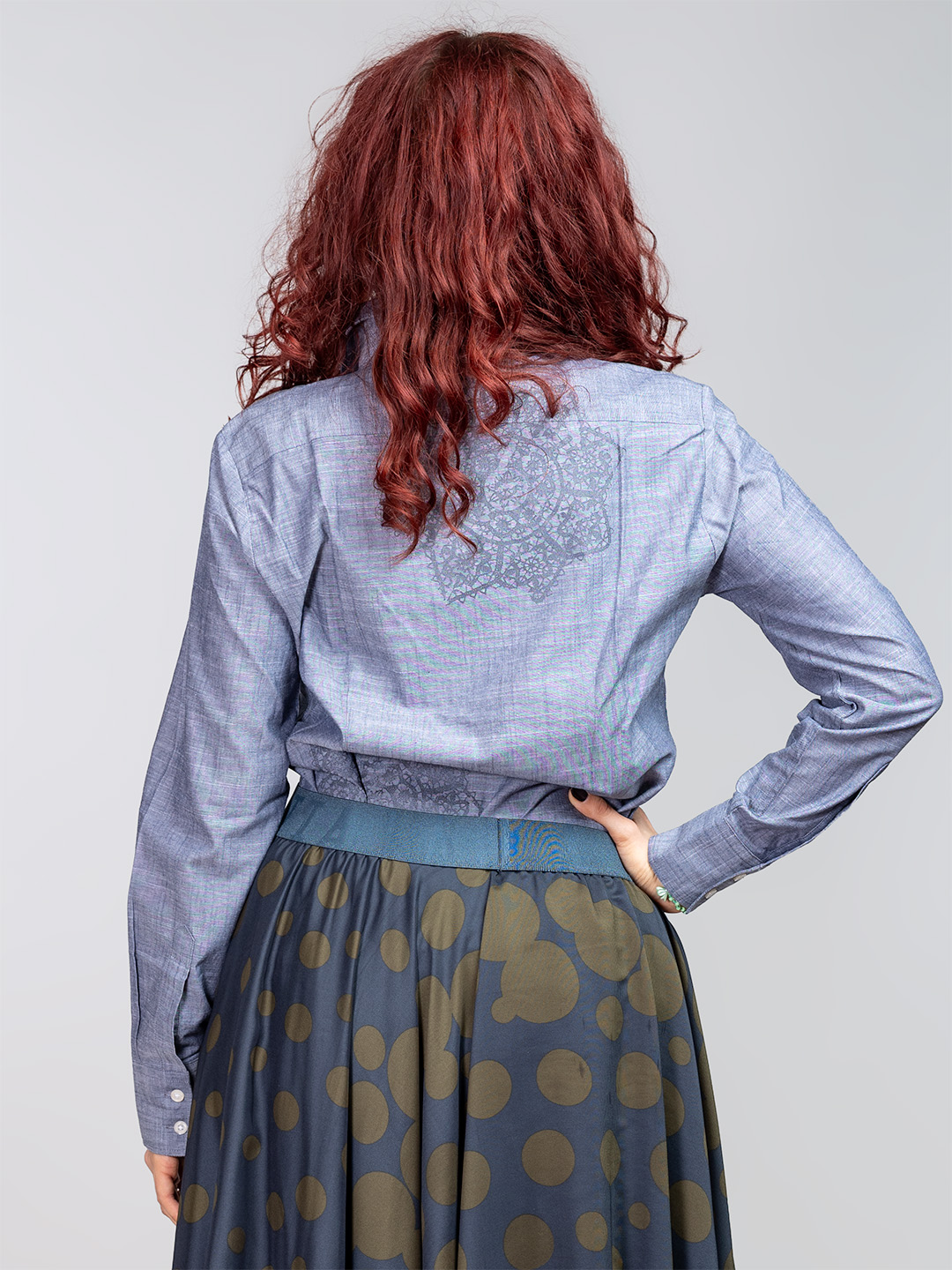 Sivo-plava klasična košulja s dekorativnim detaljima tiska čipke
