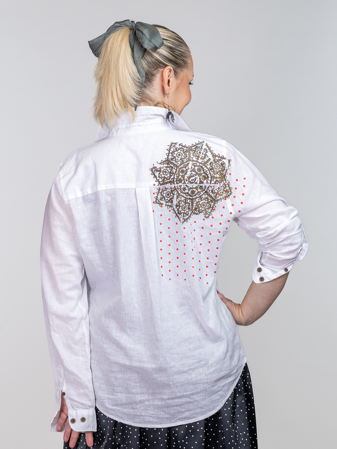 Bijela ženska košulja ukrašena tiskom čipke i točkicama