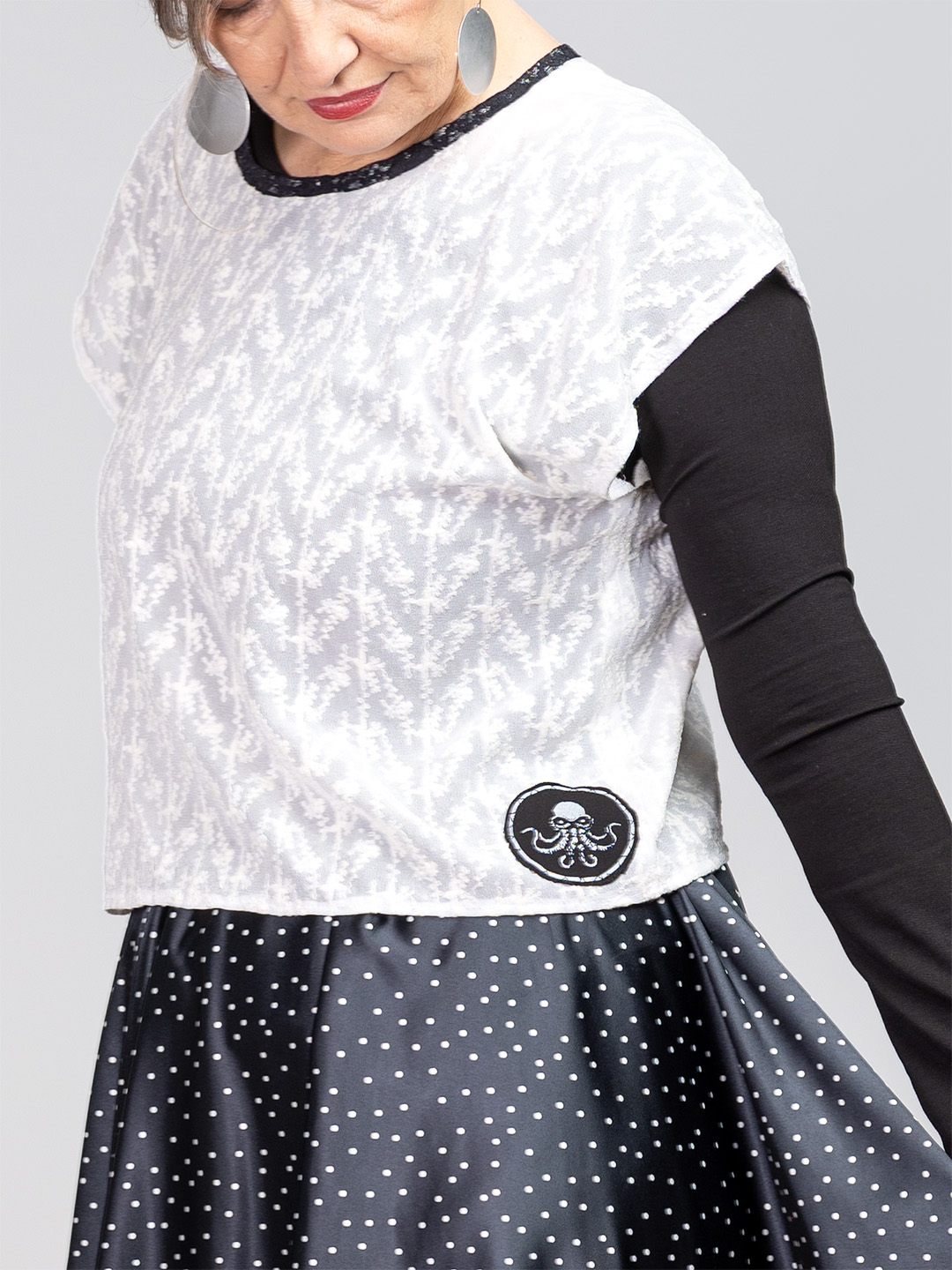 Bijeli izvezeni kratki top