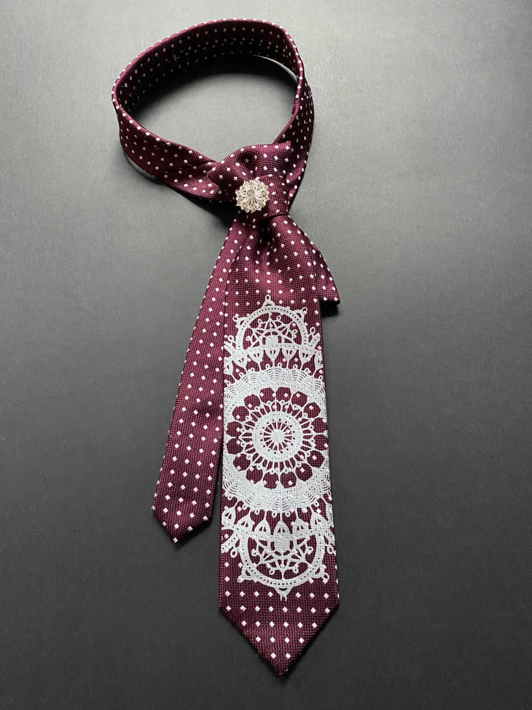 Redizajnirana bordo kravata s tiskom čipke