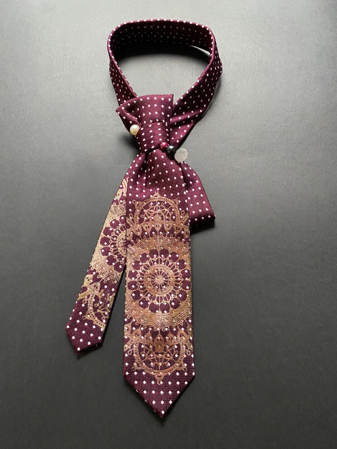 Redizajnirana bordo kravata s tiskom čipke