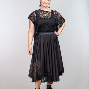Crni čipkasti top i crna asimetrična suknja od tafta sa zlatnim printom