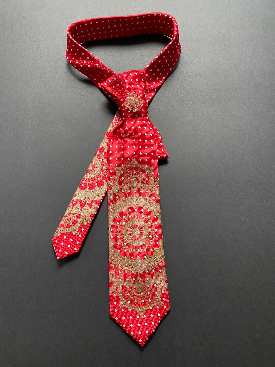 Redizajnirana crvena kravata s tiskom čipke