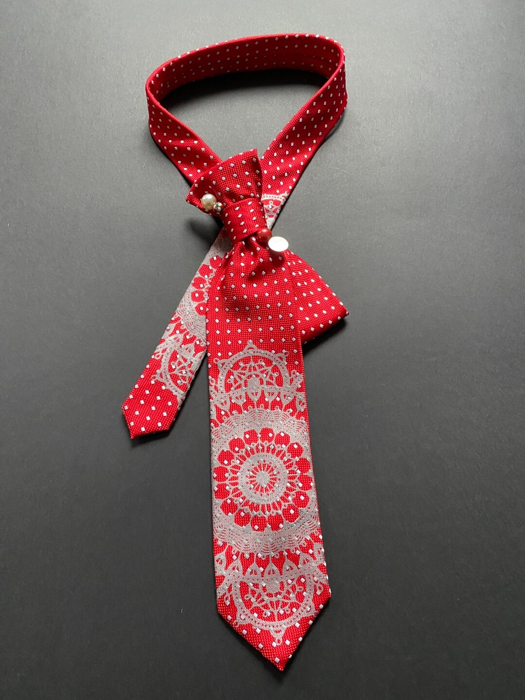 Redizajnirana crvena kravata s tiskom čipke