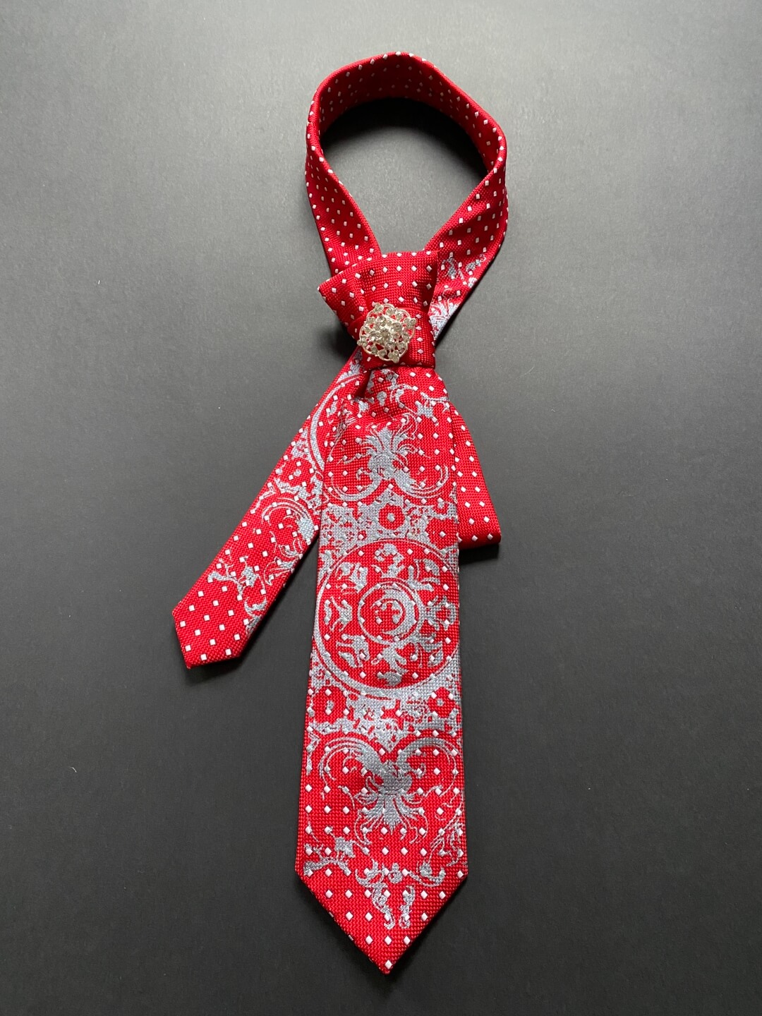 Redizajnirana crvena kravata s tiskom čipke