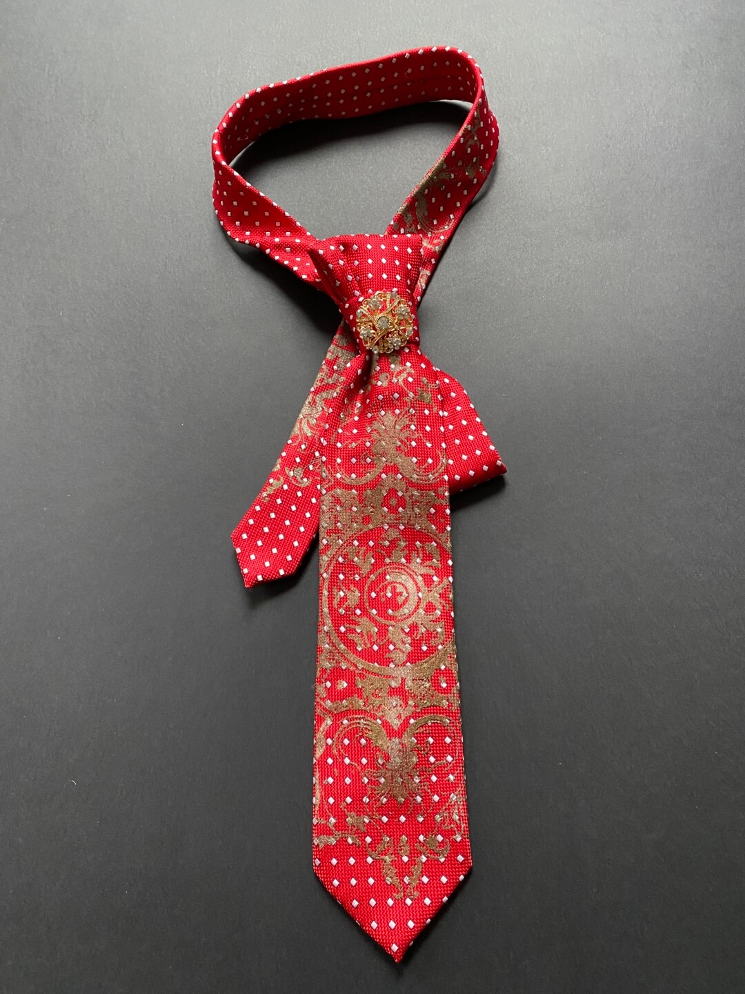 Redizajnirana crvena kravata s tiskom čipke