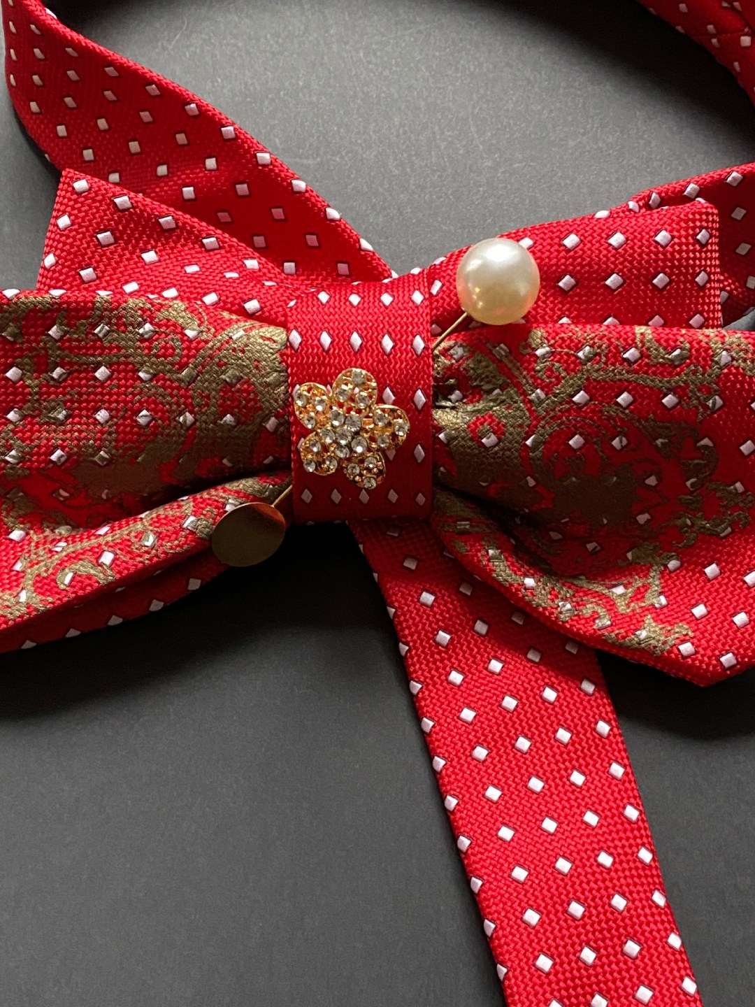 Redizajnirana crvena kravata-mašna s tiskom čipke