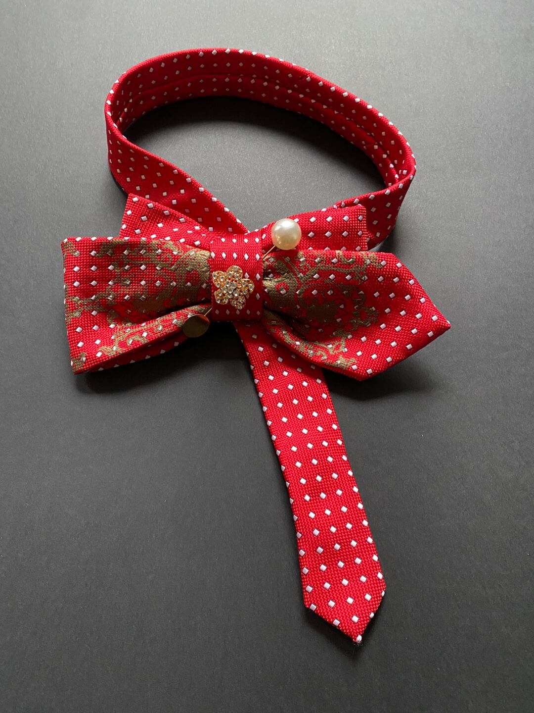 Redizajnirana crvena kravata-mašna s tiskom čipke