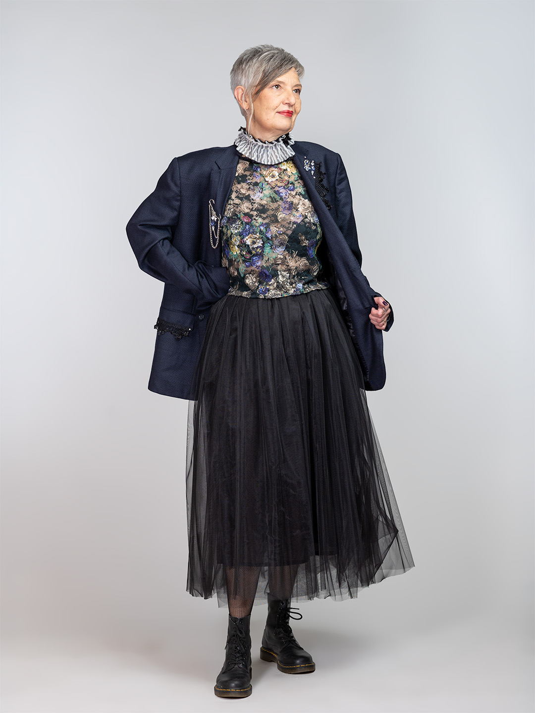 Duga crna suknja od tila, čipkasti top i tamnoplavi sako