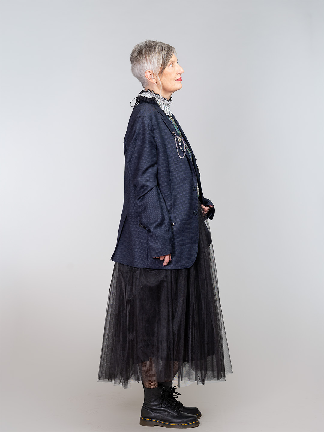 Duga crna suknja od tila i tamnoplavi sako