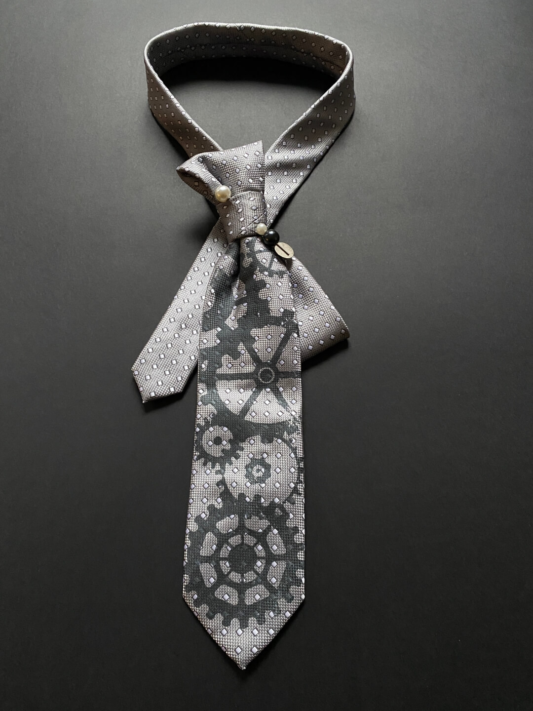 Redizajnirana siva kravata s tiskom kotača i zupčanika