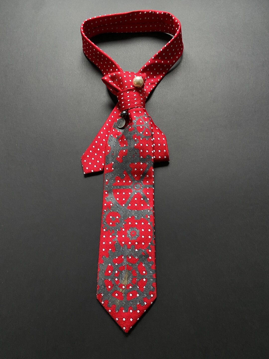 Redizajnirana crvena kravata s tiskom kotača i zupčanika