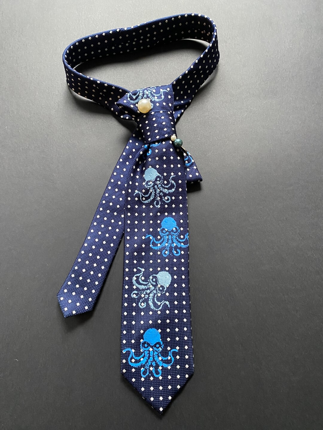 Redizajnirana plava kravata splavim tiskom hobotnica