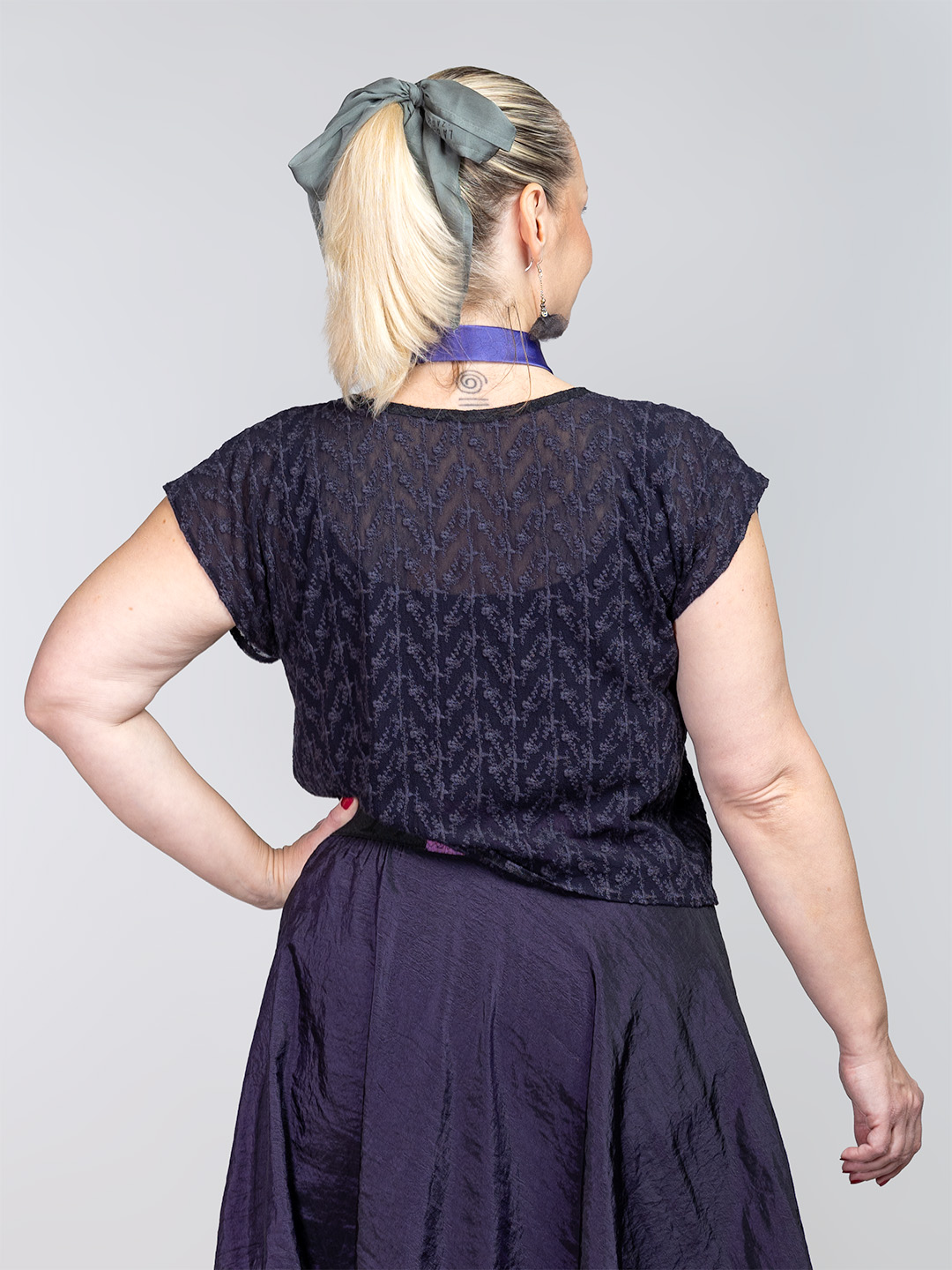 Tamno ljubičasti izvezeni top