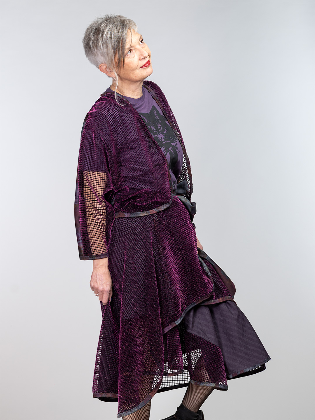 Jaknica od baršunaste mreže u tamno ljubičastoj nijansi, majica Rockit i rep od ljubičaste mreže