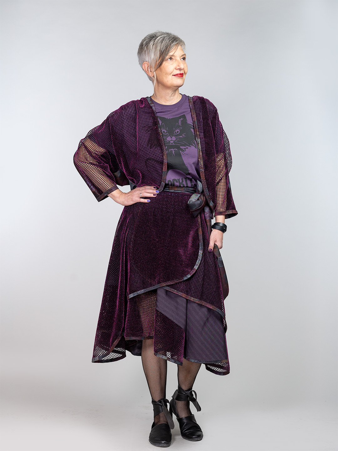 Jaknica i suknja-rep od baršunaste mreže u tamno ljubičastoj nijansi