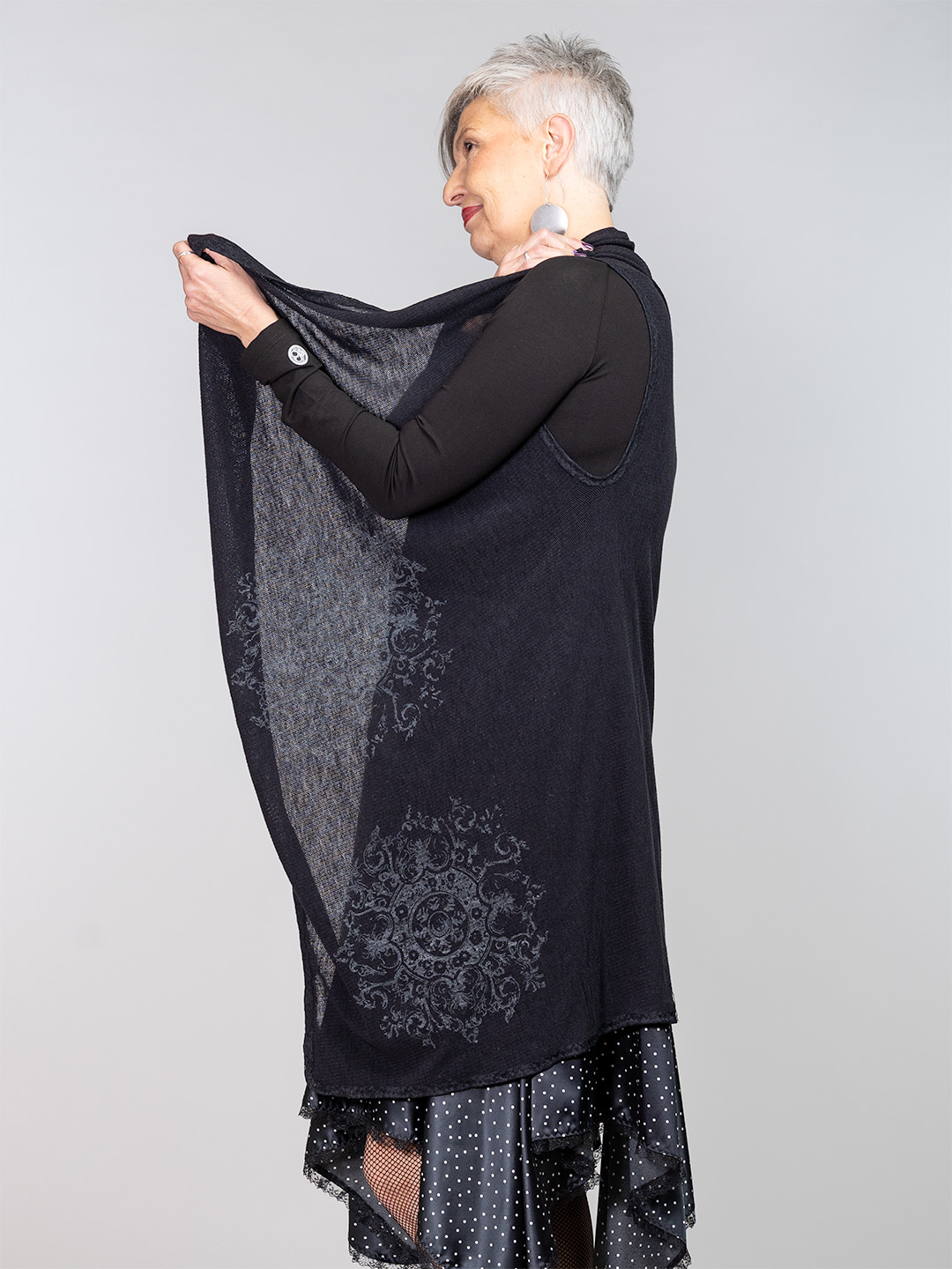 Pleteni crni ogrtač ukrašen tiskom čipke