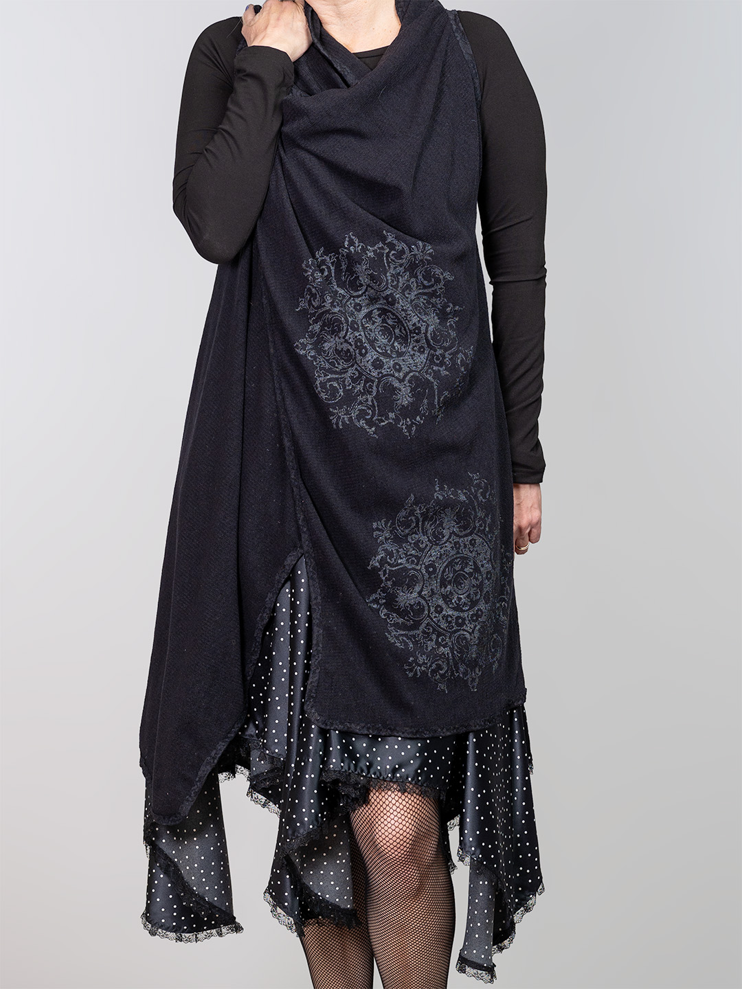 Pleteni crni ogrtač ukrašen tiskom čipke