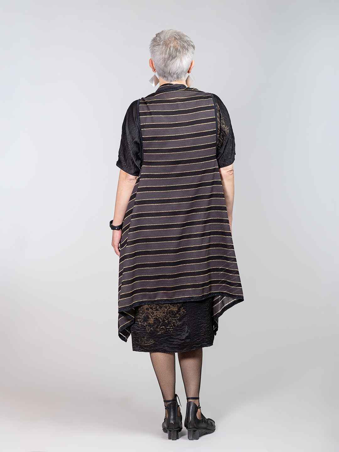 Pleteni ogrtač s prugama protkan zlatnim nitima