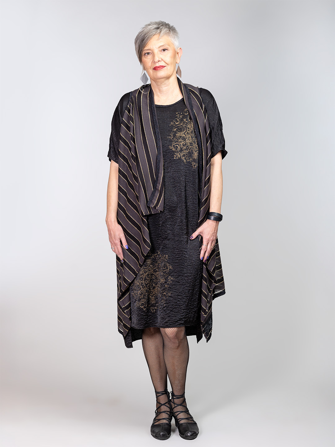 Pleteni ogrtač s prugama protkan zlatnim nitima