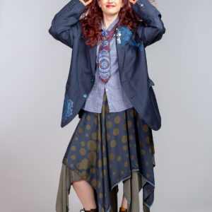 lava asimetrična suknja s maslinastim točkama slojevitog kroja, plavi sako i kravata