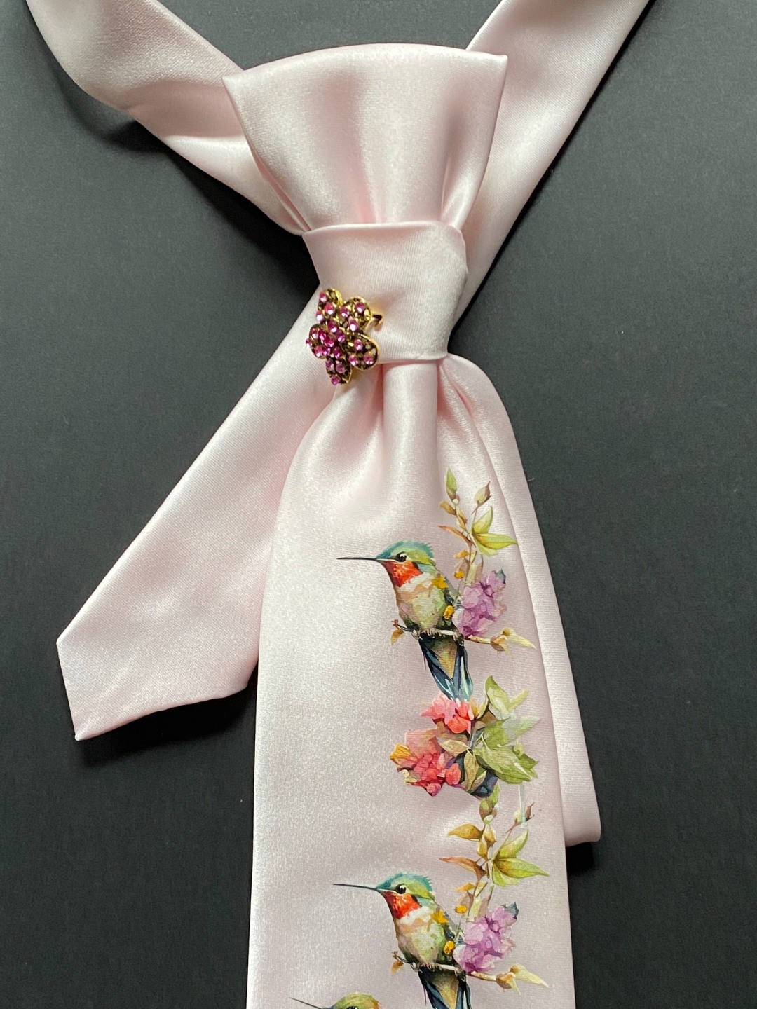 Redizajnirana ljubičasta kravata s printom kolibrića i brošem
