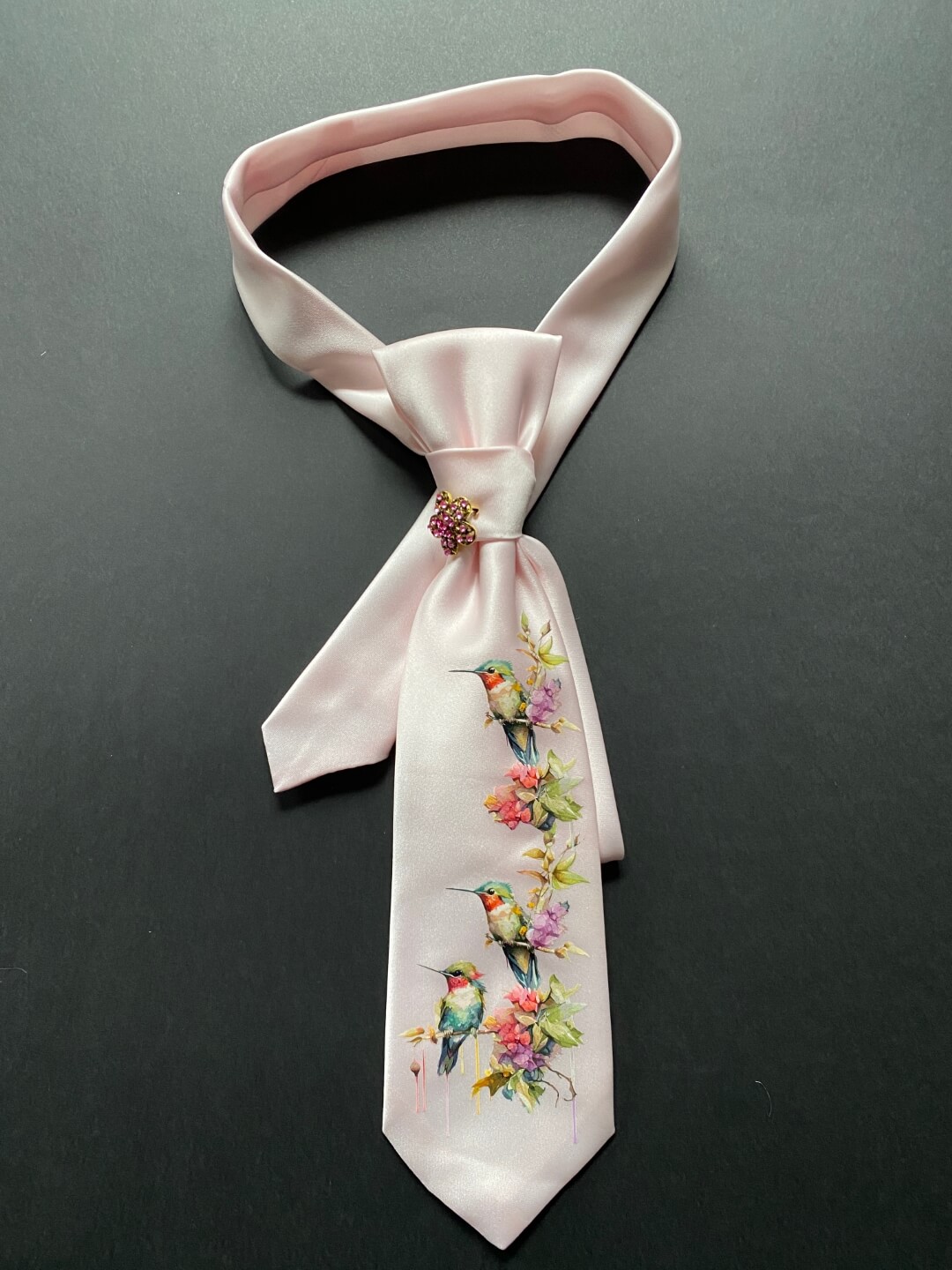 Redizajnirana ljubičasta kravata s printom kolibrića i brošem