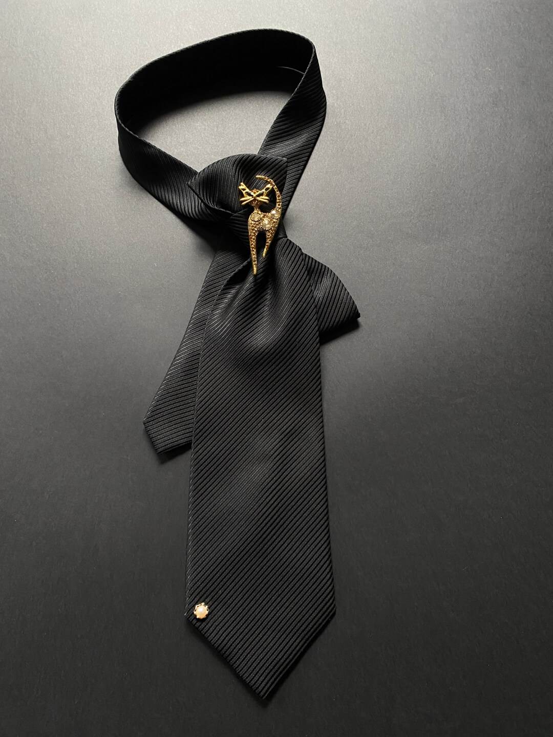 Unikatna ženska crna kravata s brošem u obliku mačke