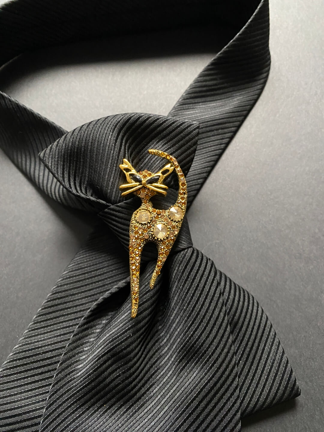 Unikatna ženska crna kravata s brošem u obliku mačke