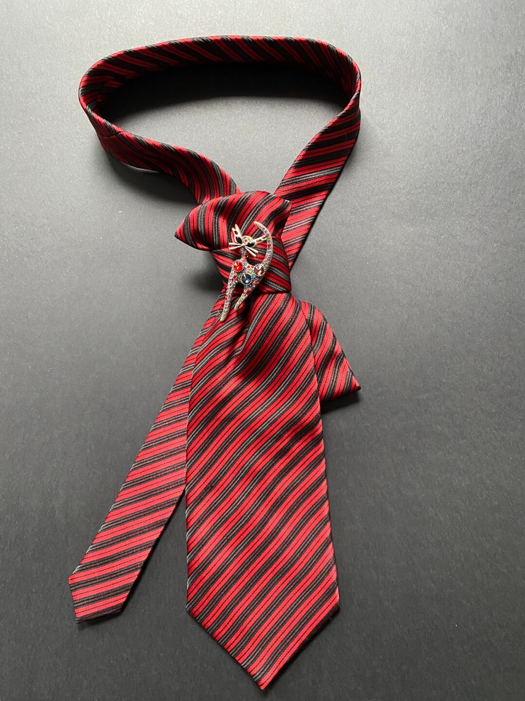 Unikatna crvena ženska kravata s crnim prugama ukrašena brošem