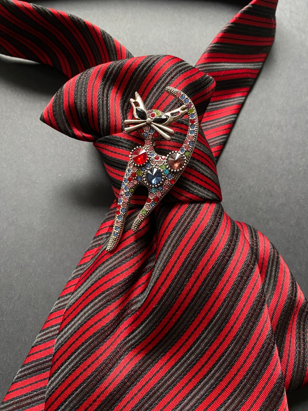 Unikatna crvena ženska kravata s crnim prugama ukrašena brošem