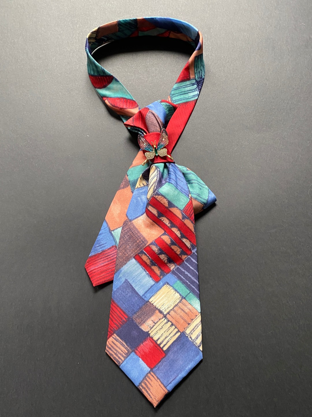 Ženska kravata šarenog dezena s brošem u obliku leptira