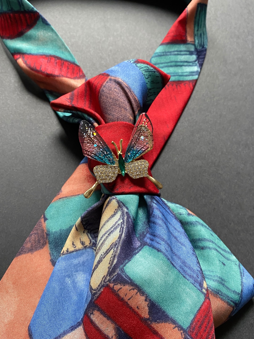 Ženska kravata šarenog dezena s brošem u obliku leptira