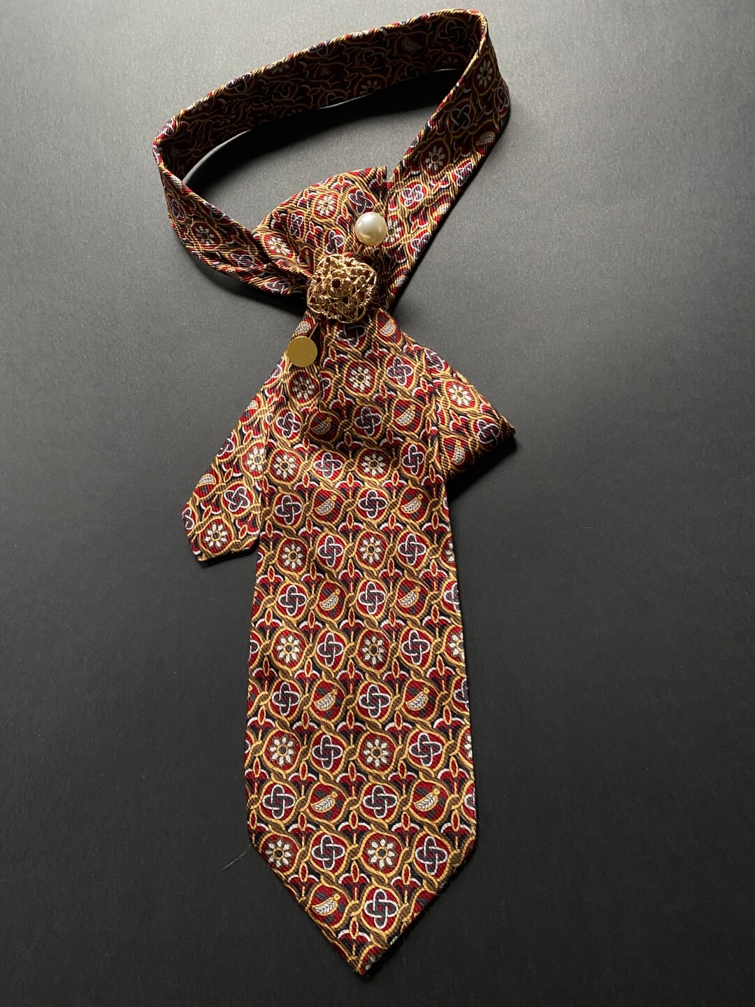 Unikatna ženska kravata s retro uzorkom ukrašena brošem i iglom s biserom