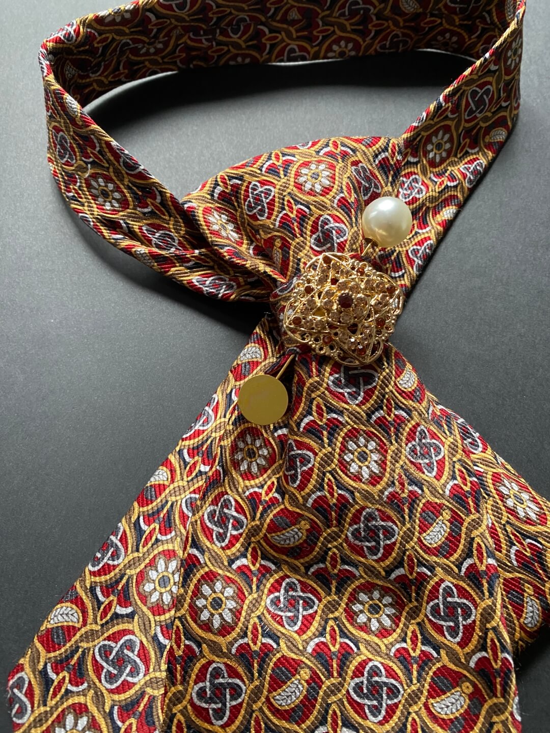Unikatna ženska kravata s retro uzorkom ukrašena brošem i iglom s biserom