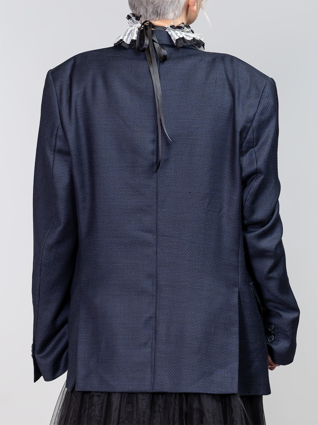 Redizajnirani tamnoplavi sako Midnight Raven (3) Tamnoplavi upcycled sako ukrašen crnom čipkom i srebrnim broševima s lancima, u kombinaciji s raskošnom crnom suknjom od tila.