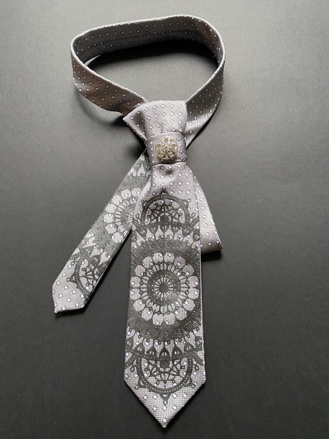 Redizajnirana siva kravata s tiskom čipke