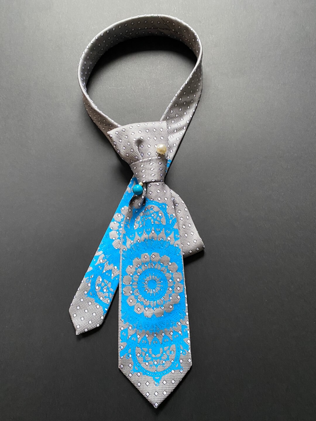 Redizajnirana siva kravata s tiskom čipke