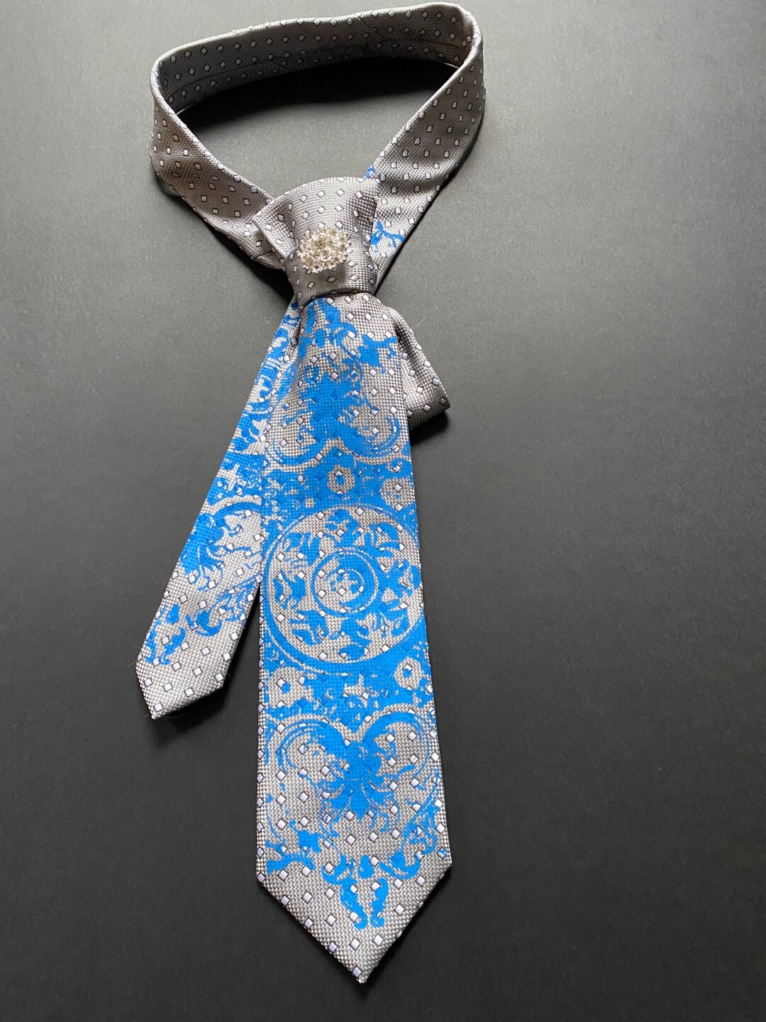 Srebrno-siva kravata s tiskom čipke