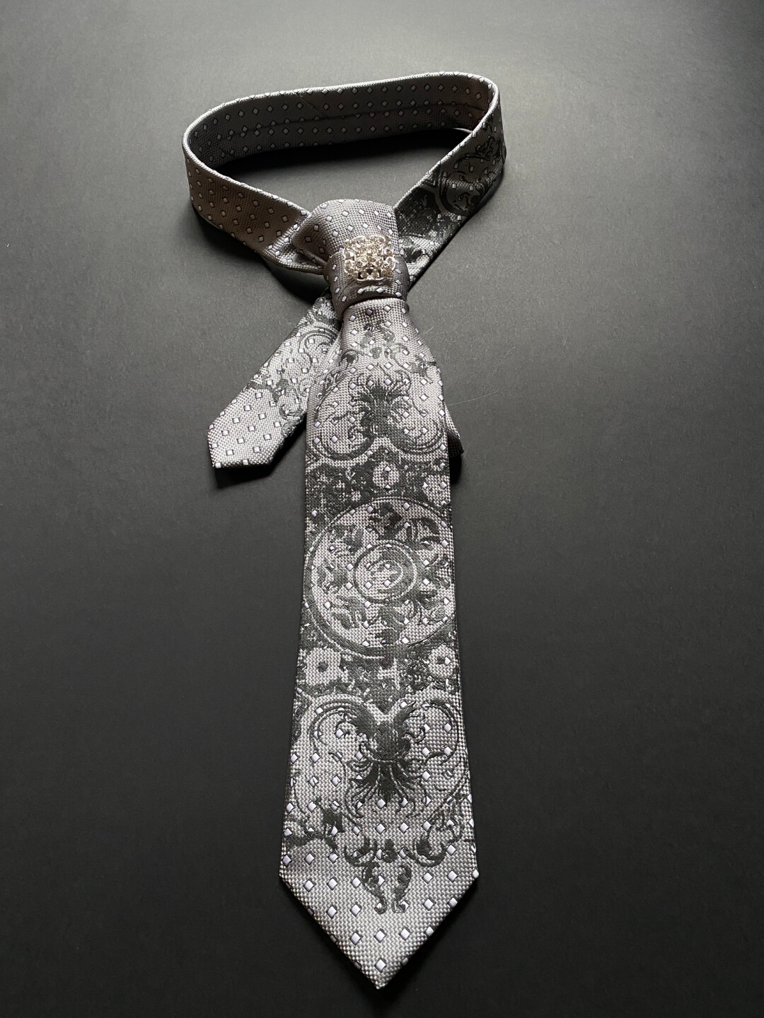 Srebrno-siva kravata s tiskom čipke