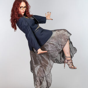 Srebrna asimetrična suknja s volanom i sako