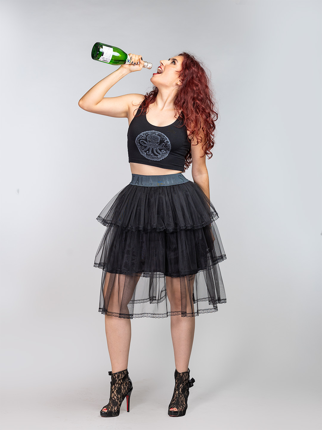 Crna suknja od tila na volane s čipkom