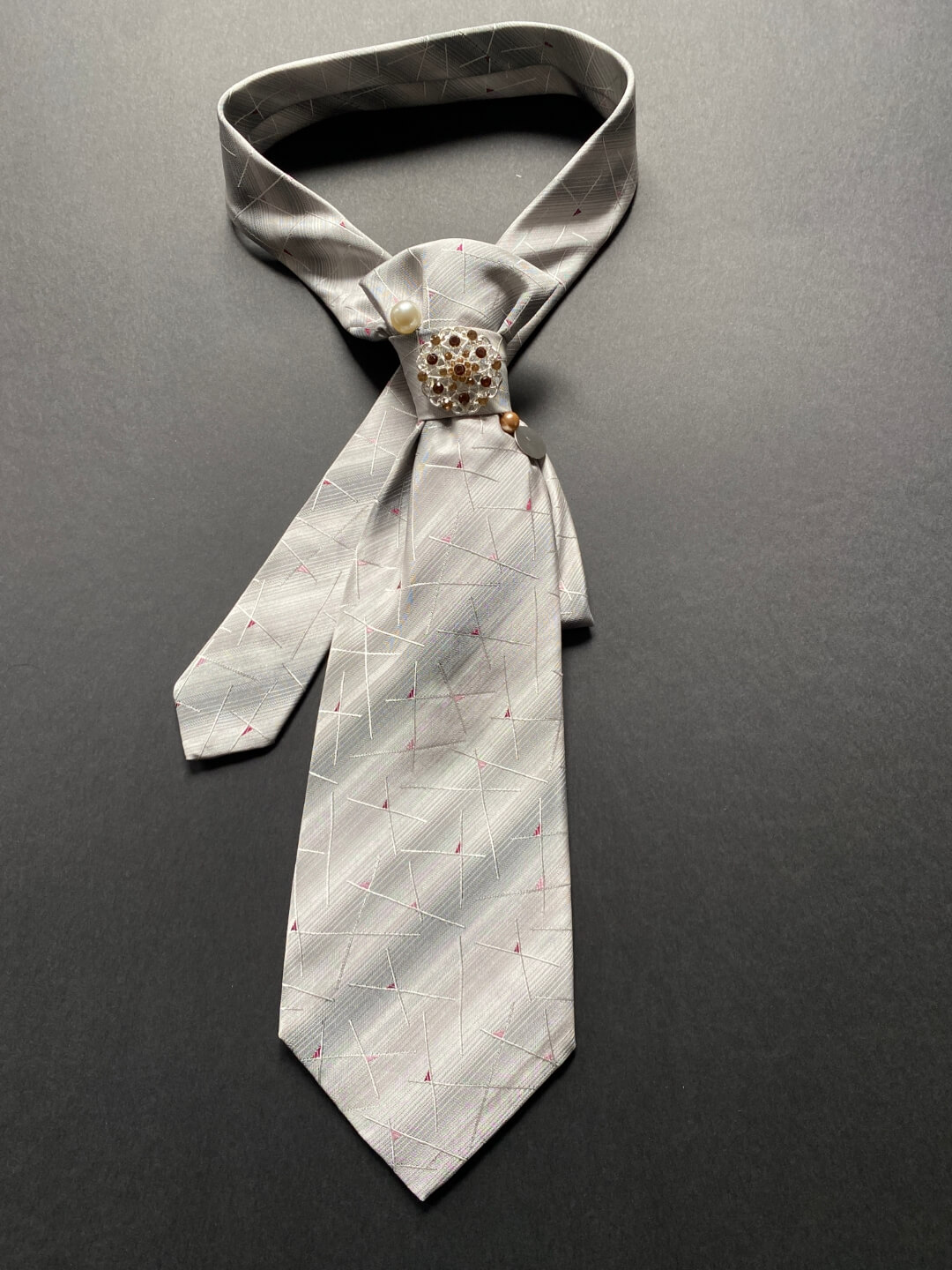 Svilena unikatna ženska svjetlo siva kravata s brošem i iglom