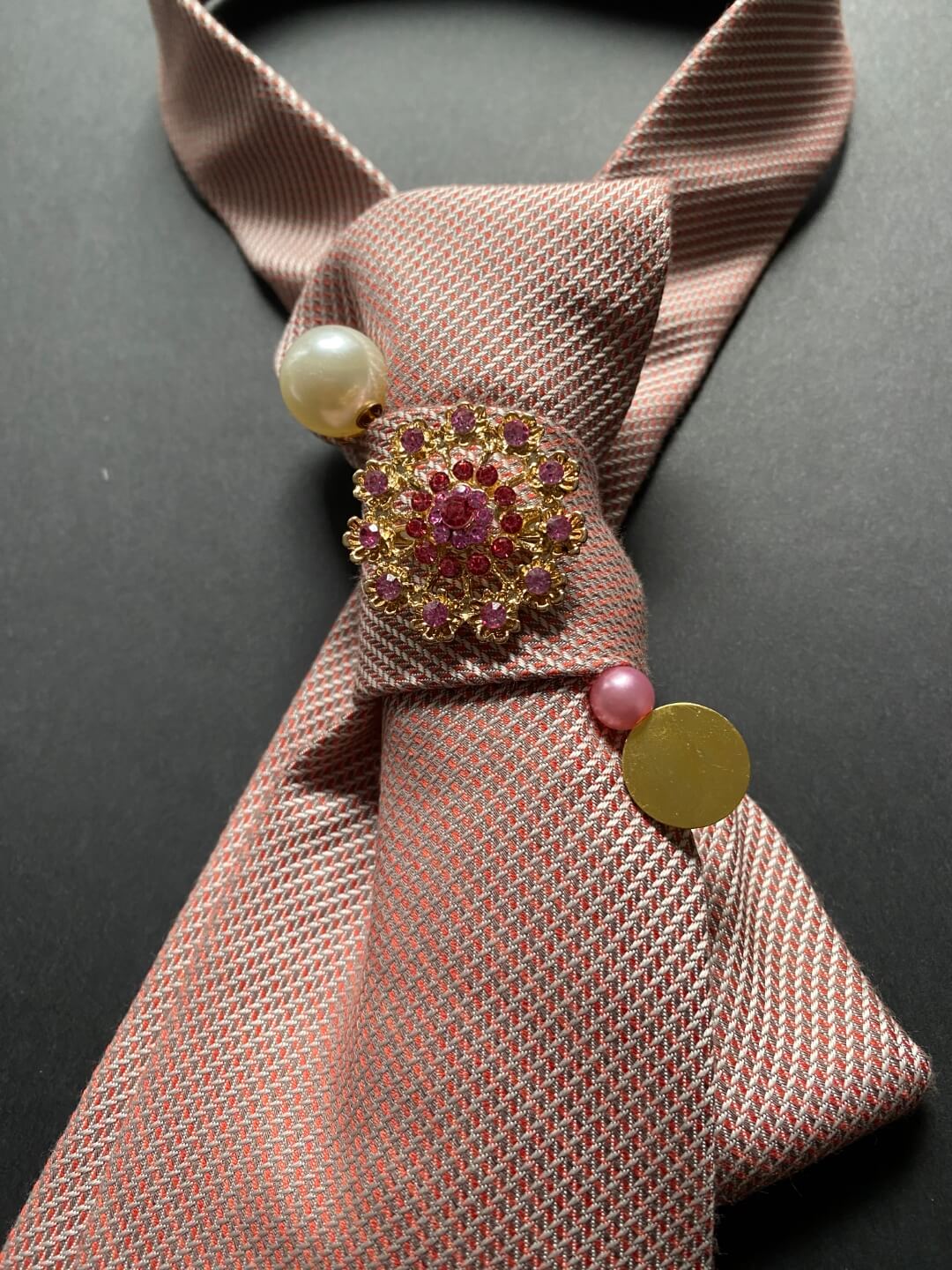 Svilena unikatna ženska kravata u puder-roza nijansi ukrašena brošem i iglom