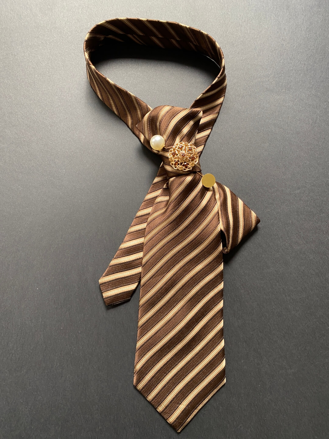 Unikatna svilena ženska smeđa kravata sa zlatnim prugama, iglom i brošem