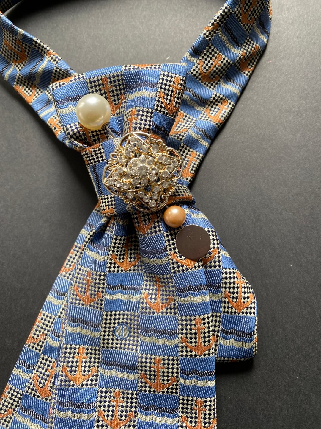 Unikatna svilena ženska plava kravata sa sidrima u narančastoj boji, iglom i brošem